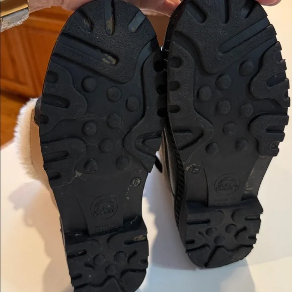 Sorel Tan and Black Boots with Faux Fur - Picture 7 of 8